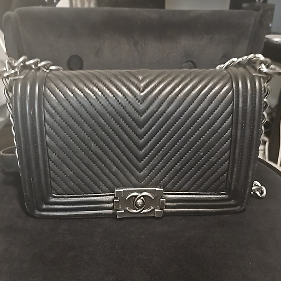 Chanel Black Chevron Leather Boy Flap Bag - Picture 1 of 17
